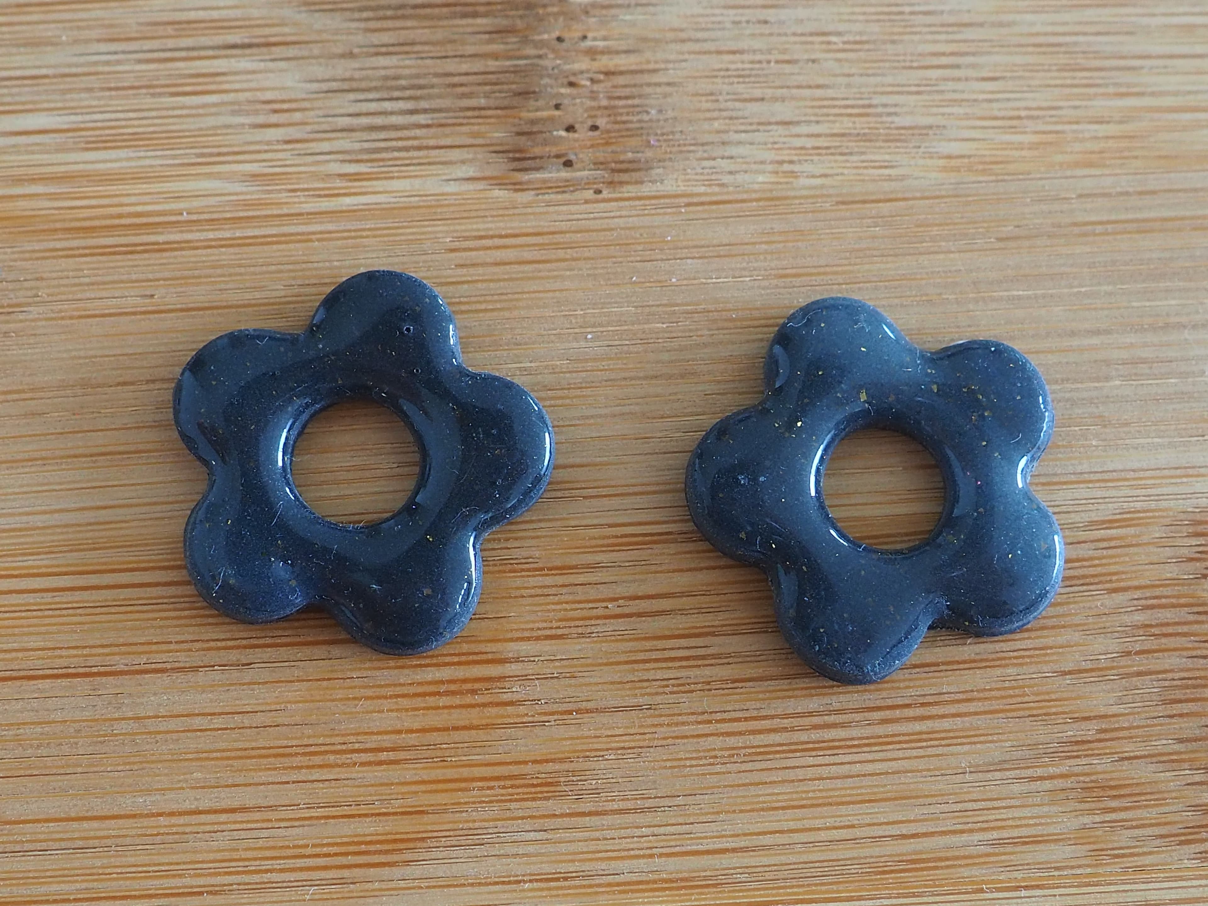 Retrouvez l'édition naturelle des Pampilles Lise avec résine bleu marine (prix sans créole)
